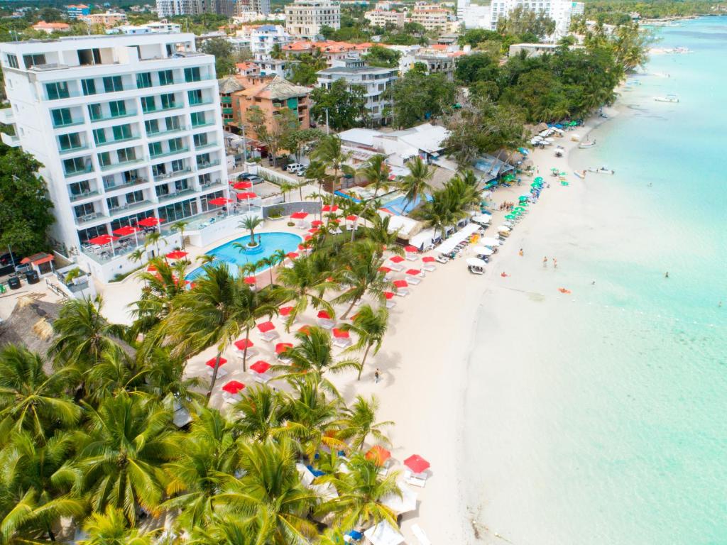 una vista aerea su una spiaggia con ombrelloni e sull'oceano di Boca Beach Residence hotel a Boca Chica