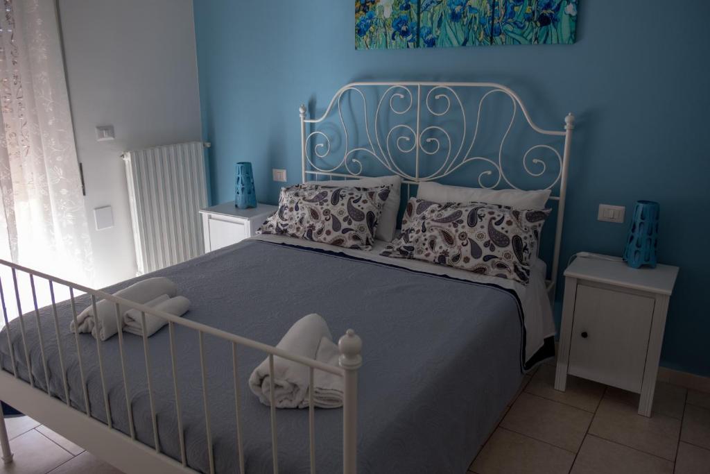 una camera con un letto con una parete blu di My Room in Trani a Trani