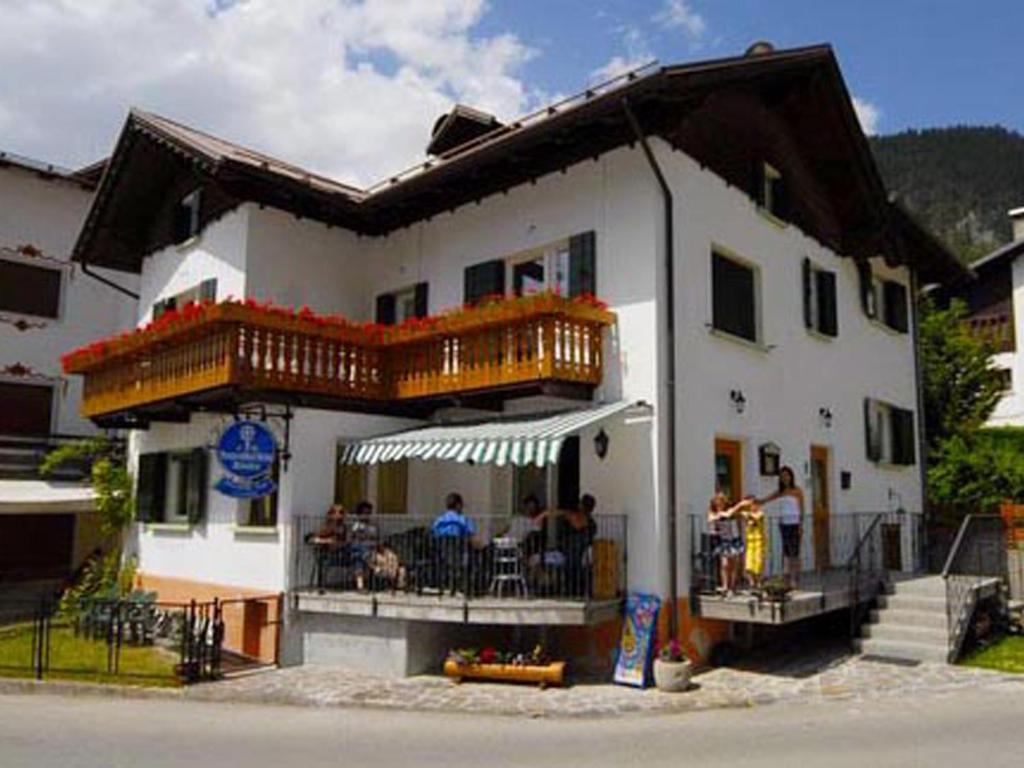 people that are standing in front of a house at B&B Meublè Giustina in Auronzo di Cadore