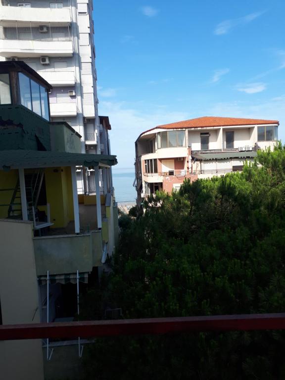 Vue de certains bâtiments avec l'océan en arrière-plan dans l'établissement Boshku apartament, à Durrës