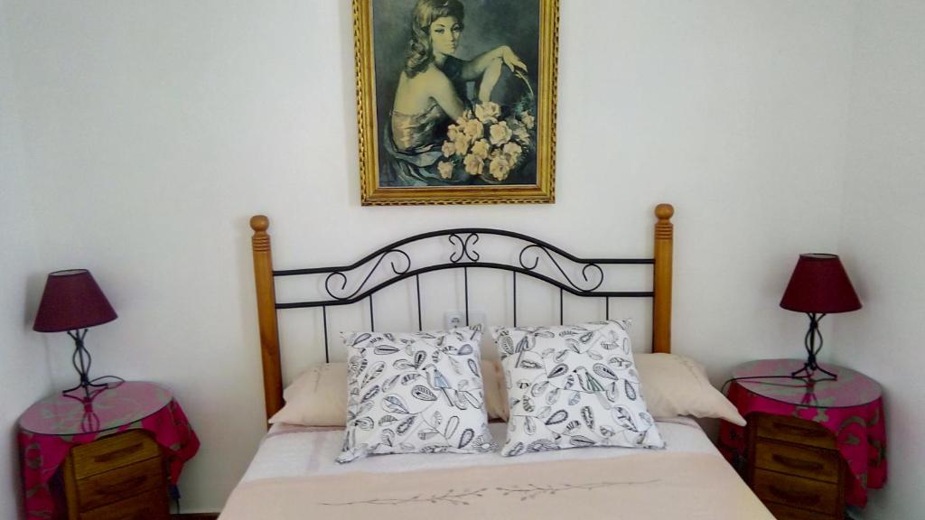 BorgeにあるCasa del Solのベッドルーム1室(ランプ2つ、絵画付)