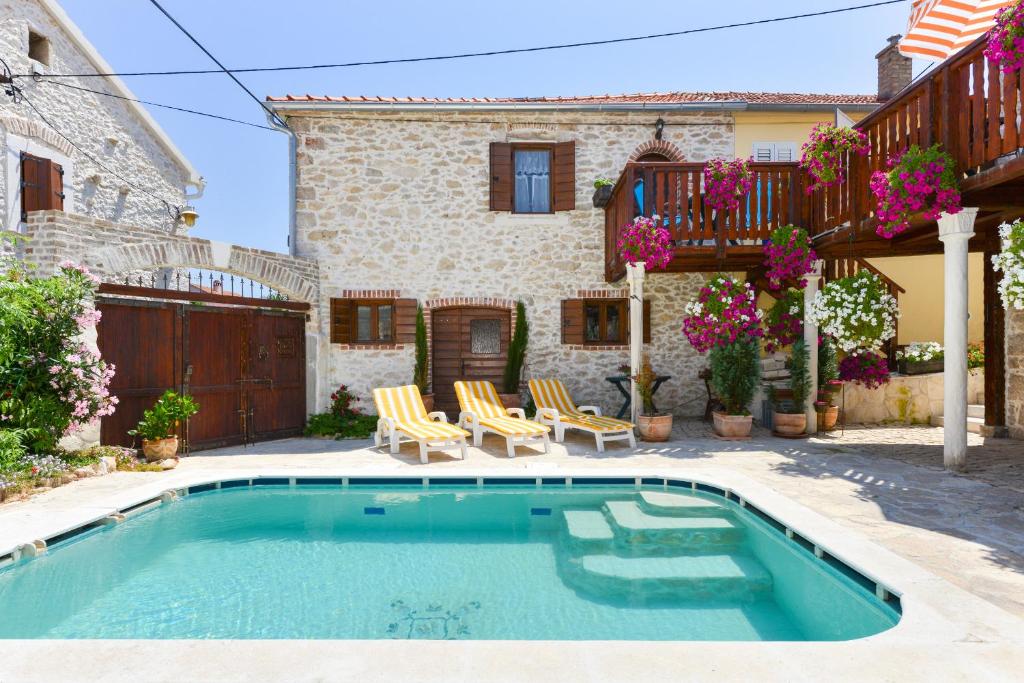 Bazén v ubytovaní Studios Villa Romantica alebo v jeho blízkosti