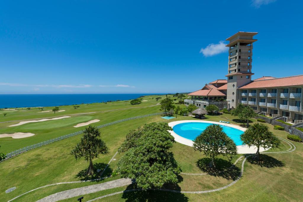 Yaese的住宿－南方林克斯度假飯店，享有带游泳池和塔楼的度假村的空中景致