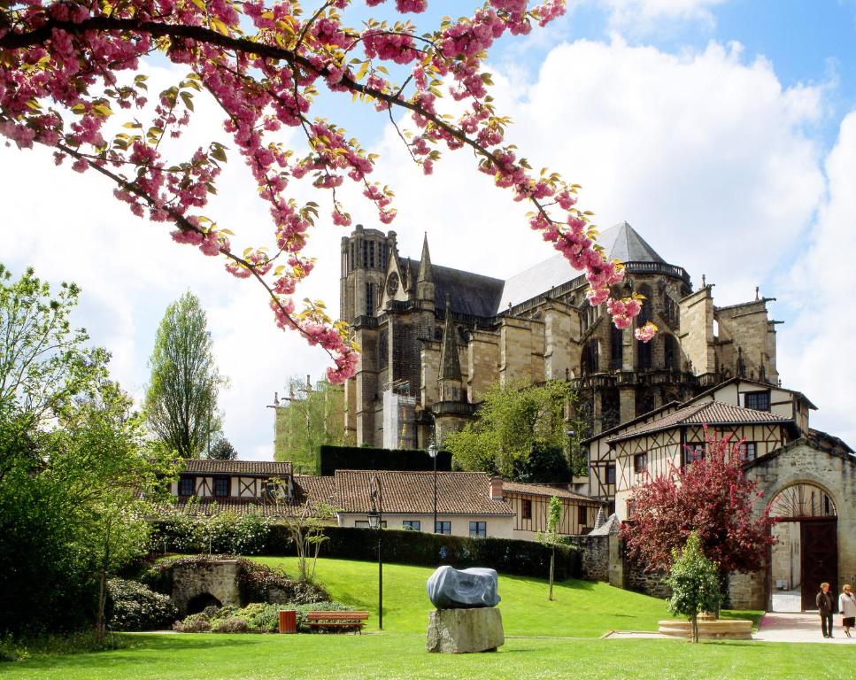 an image of a castle with pink flowers at Best Western Plus Richelieu in Limoges