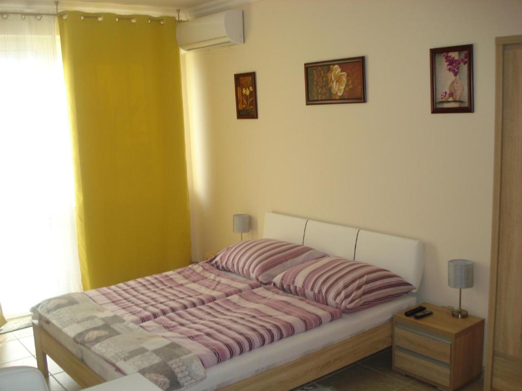 Posteľ alebo postele v izbe v ubytovaní Eszter Apartman
