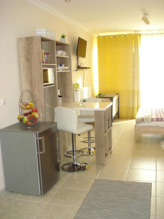Kuchyňa alebo kuchynka v ubytovaní Eszter Apartman