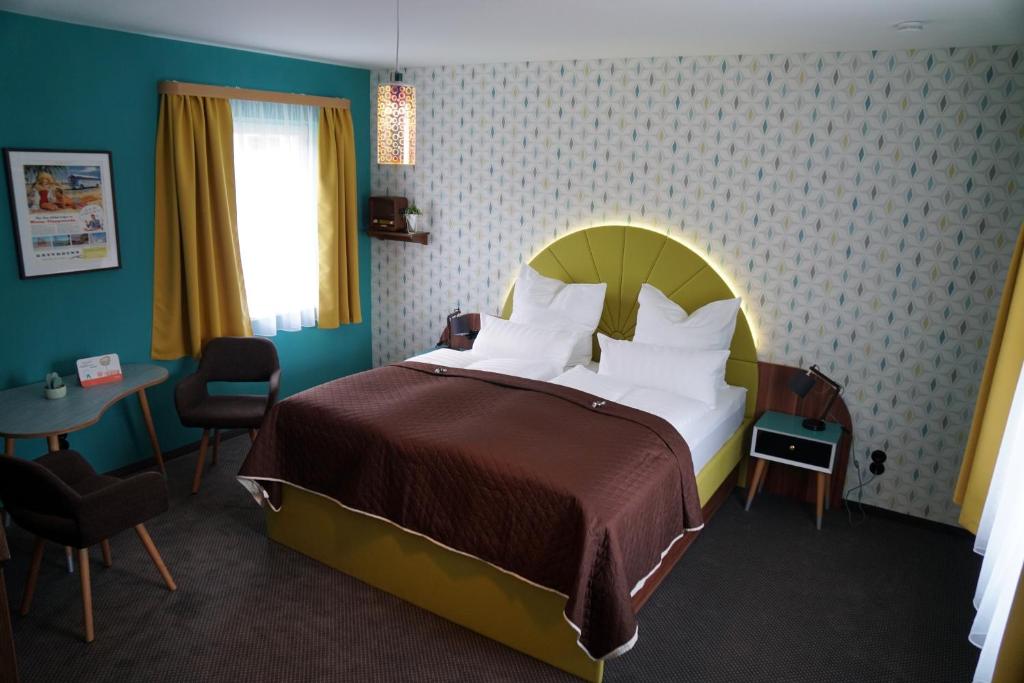 Säng eller sängar i ett rum på Themenhotel 50's Ville Motel