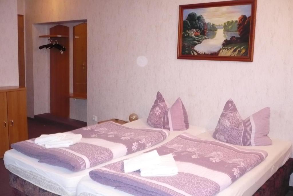 Postel nebo postele na pokoji v ubytování Gaststätte & Pension Jiedlitz