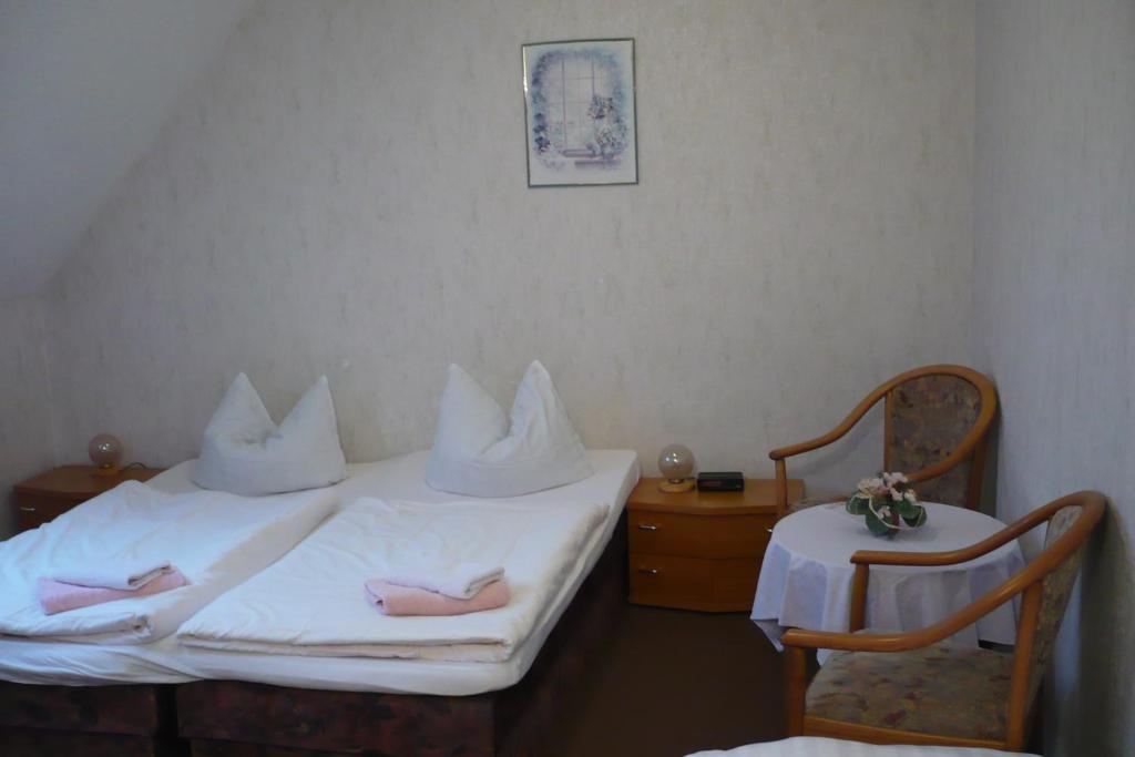 Postel nebo postele na pokoji v ubytování Gaststätte & Pension Jiedlitz