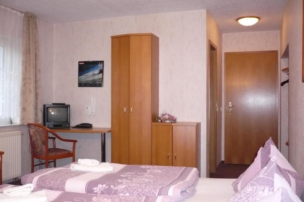 Postel nebo postele na pokoji v ubytování Gaststätte & Pension Jiedlitz