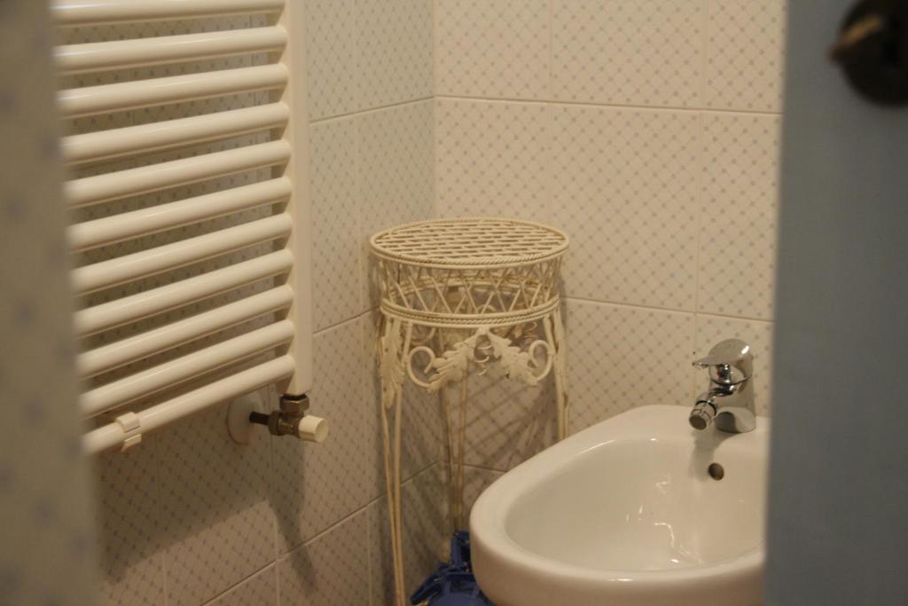 A bathroom at B&B Vento di Rose