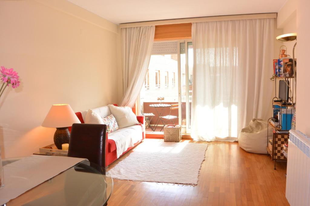 sala de estar con sofá y ventana grande en Casa da Praia Matosinhos by Flat in Porto, en Matosinhos