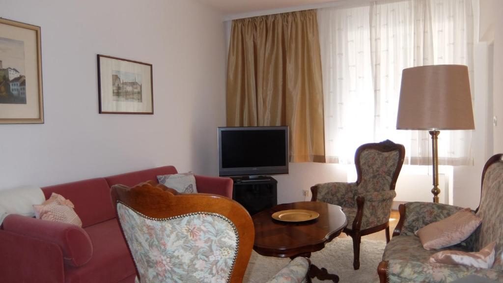 Televízia a/alebo spoločenská miestnosť v ubytovaní Village Appartements