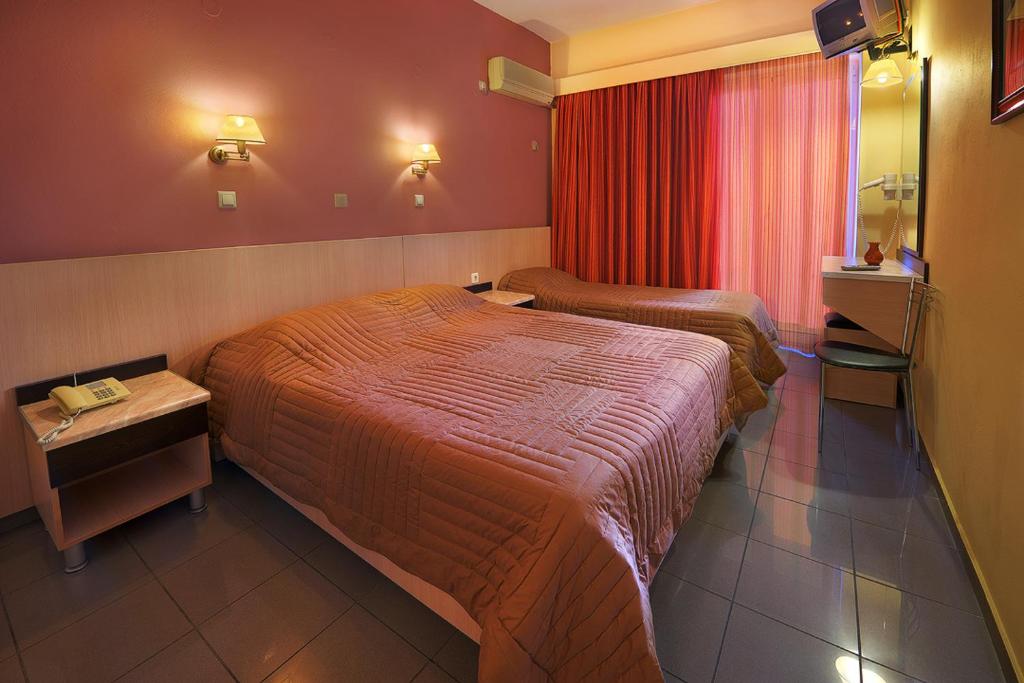 Postel nebo postele na pokoji v ubytování Dimitris Paritsa Hotel