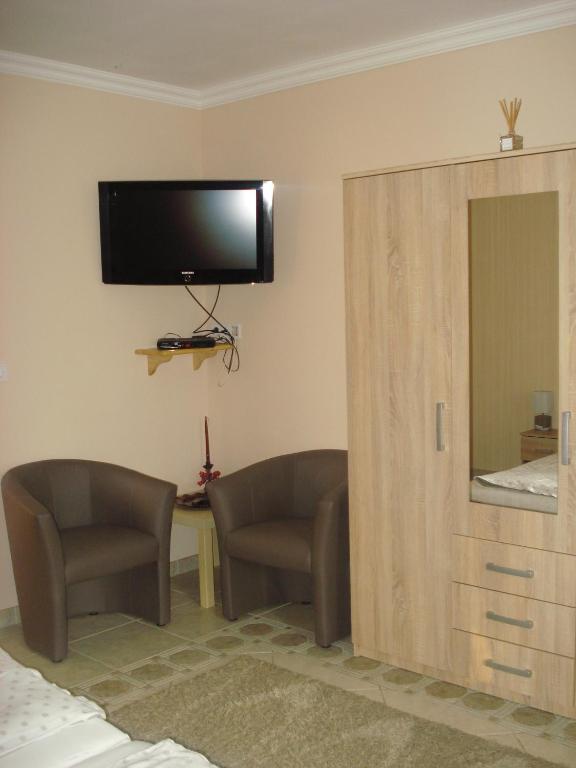 Televízia a/alebo spoločenská miestnosť v ubytovaní Eszter Apartman