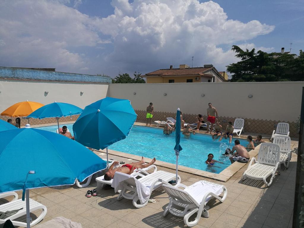 Bazén v ubytování Garden Inn nebo v jeho okolí