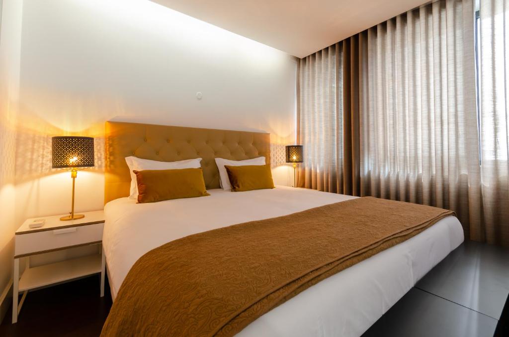 リスボンにあるLisbon Avenue Marquês - Luxury Apartのベッドルーム1室(大型ベッド1台、黄色い枕付)