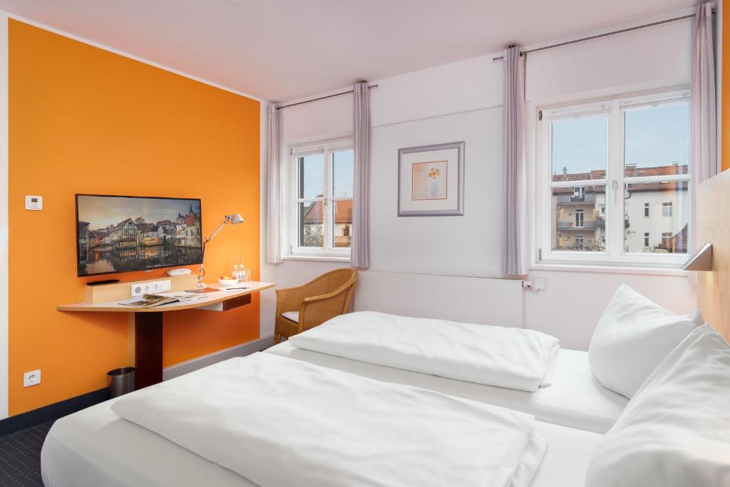 Postel nebo postele na pokoji v ubytování Hotel Nepomuk