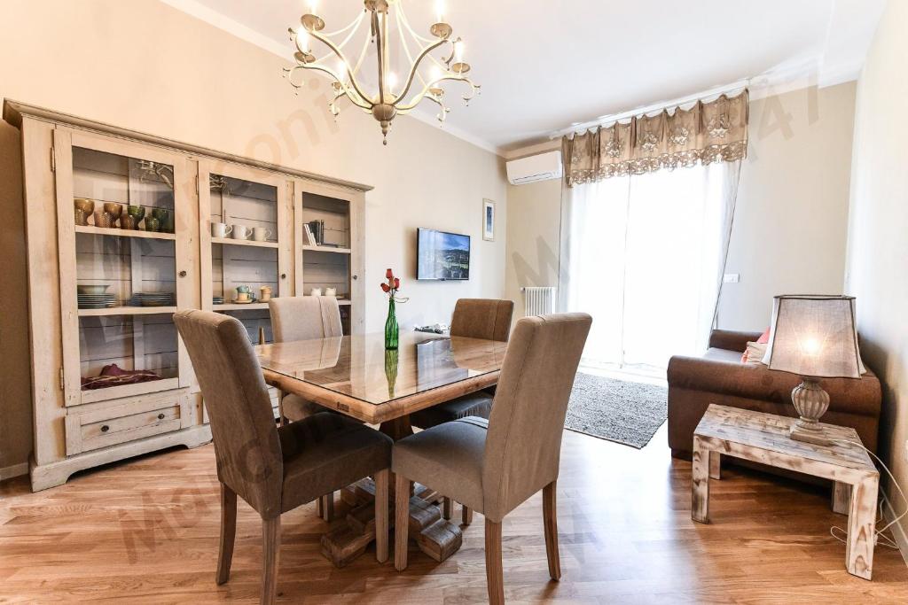 uma sala de jantar com mesa e cadeiras em Marconi 47 Suite em Bolonha