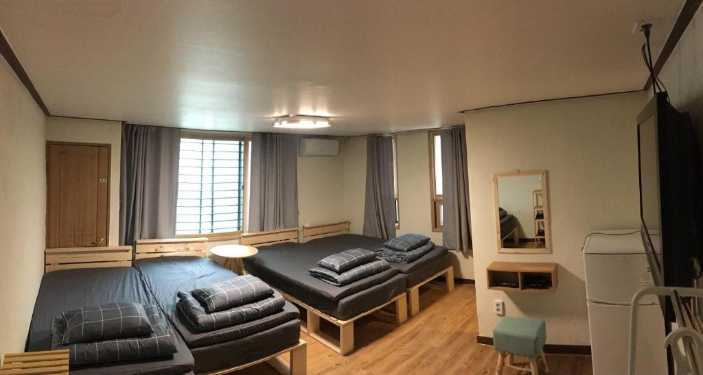 Take 1 Guesthouse Hongdae - Family Room With Private Bathroom