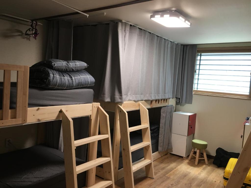 Take 1 Guesthouse Hongdae - 超级单人床的6张床女性宿舍房间
