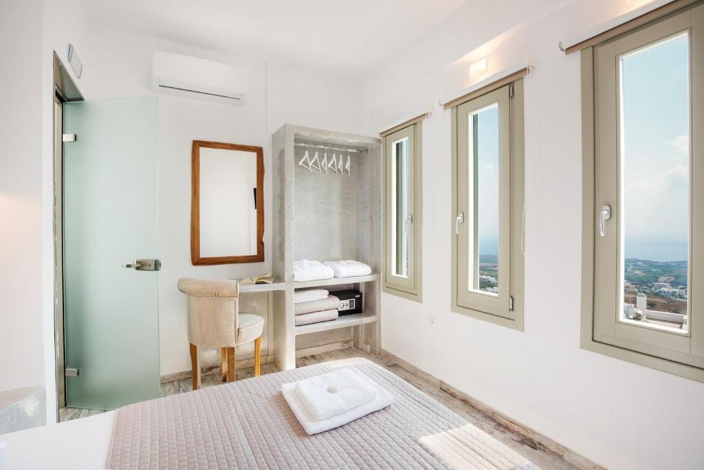 Postel nebo postele na pokoji v ubytování Nectarios Villa - Studios & Suites Adults Only