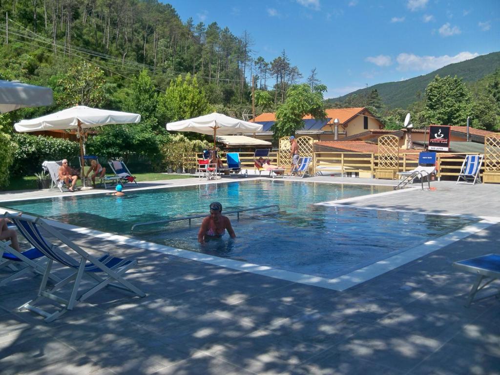 Bazén v ubytovaní Villaggio Camping Valdeiva alebo v jeho blízkosti