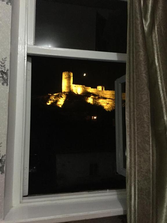 een uitzicht op een kasteel vanuit een raam in de nacht bij Kastle in Akhaltsikhe