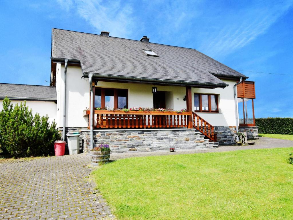 Casa blanca con porche y césped en Modern Holiday Home in Sch nberg with Jacuzzi en Schoenberg