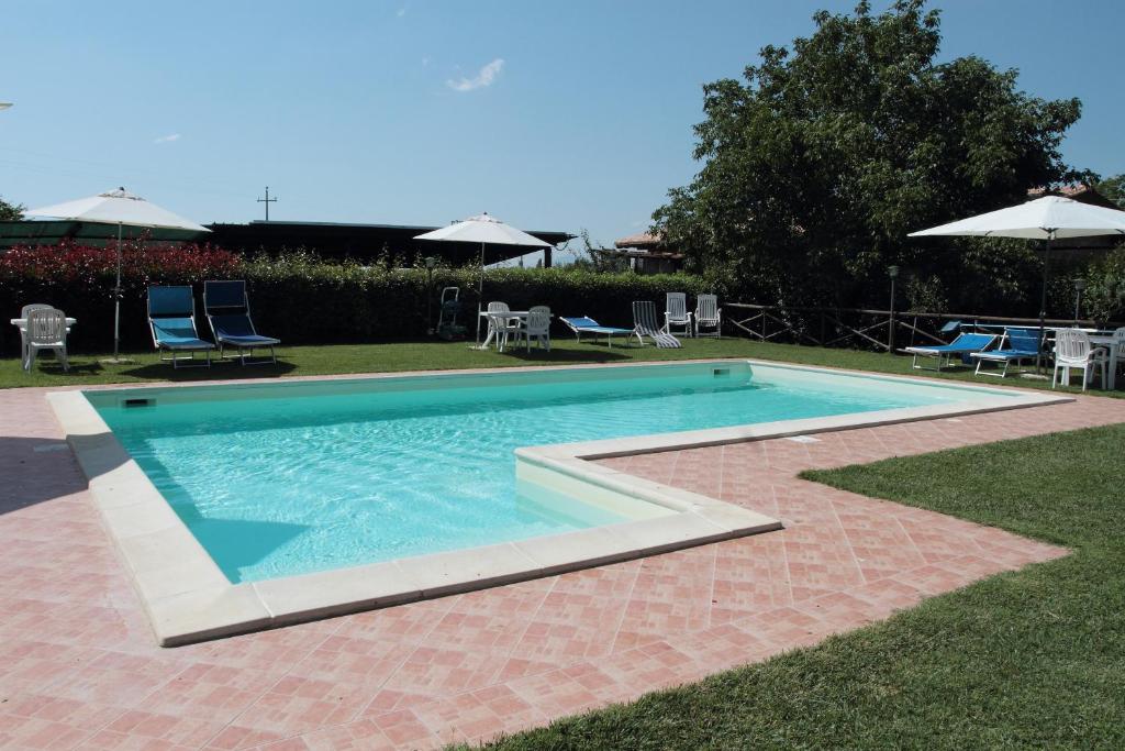 Bazén v ubytovaní Agriturismo Le Stringaie alebo v jeho blízkosti