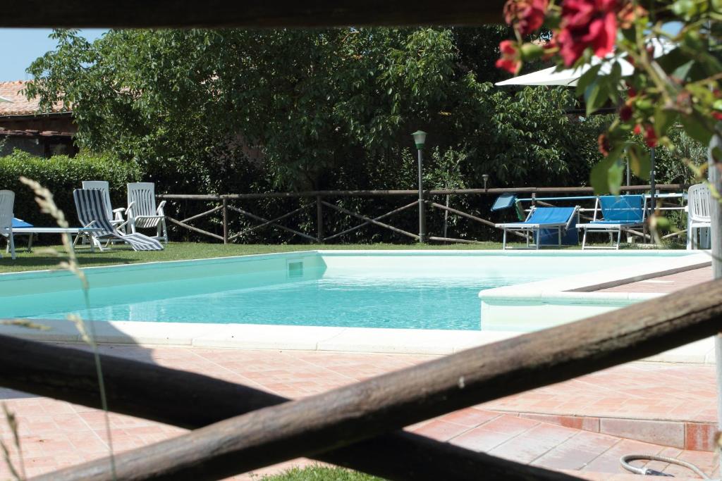 Bazén v ubytovaní Agriturismo Le Stringaie alebo v jeho blízkosti