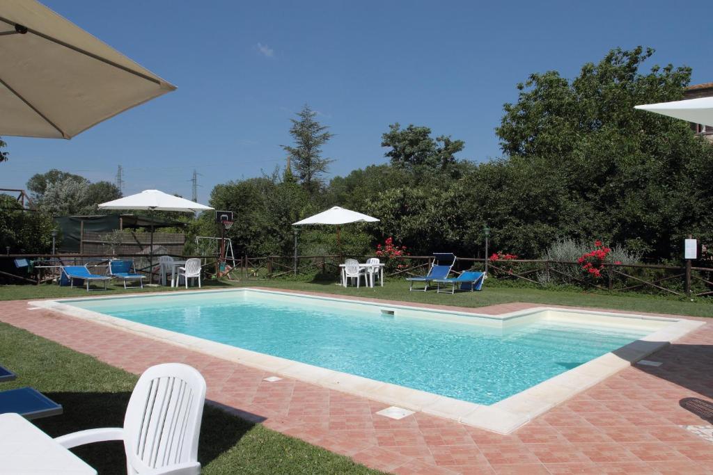 Bazén v ubytovaní Agriturismo Le Stringaie alebo v jeho blízkosti