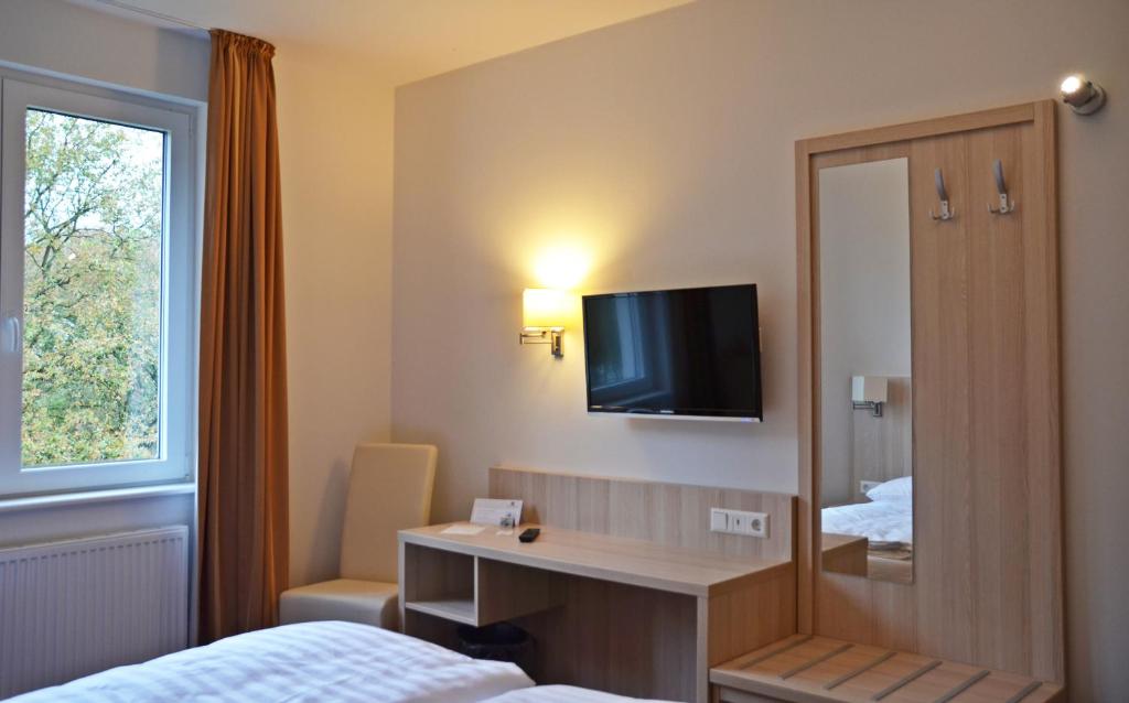 TV a/nebo společenská místnost v ubytování Hotel Quickborn & Gästehaus Hesse