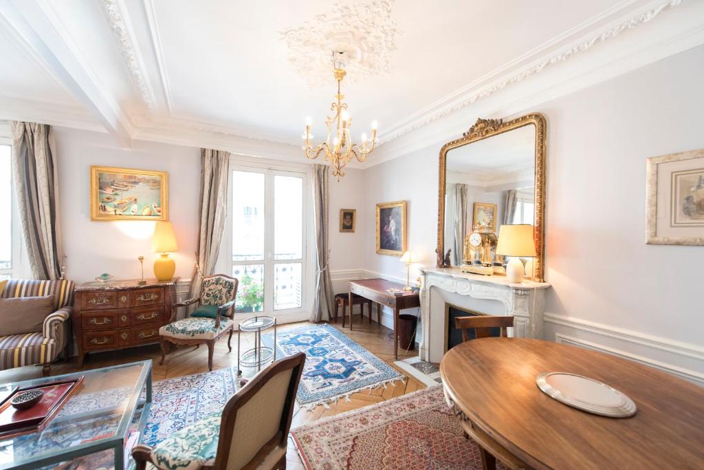 - un salon avec une table et un miroir dans l'établissement Veeve - Saint-Germain des Prés Allure, à Paris