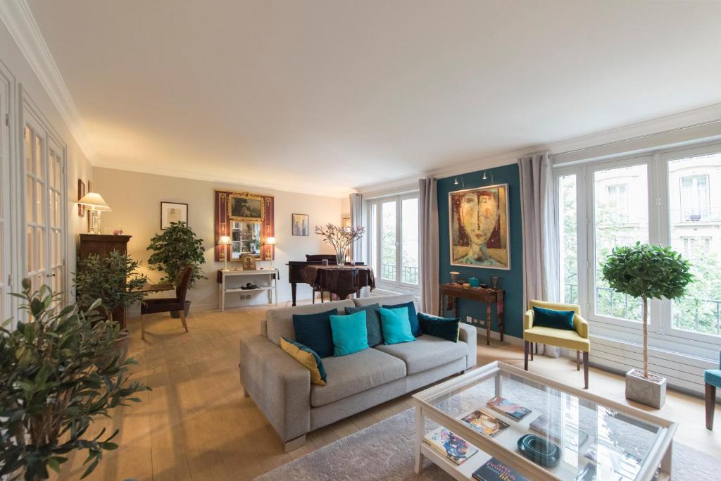 Veeve - Sophistication on Mozart Avenue