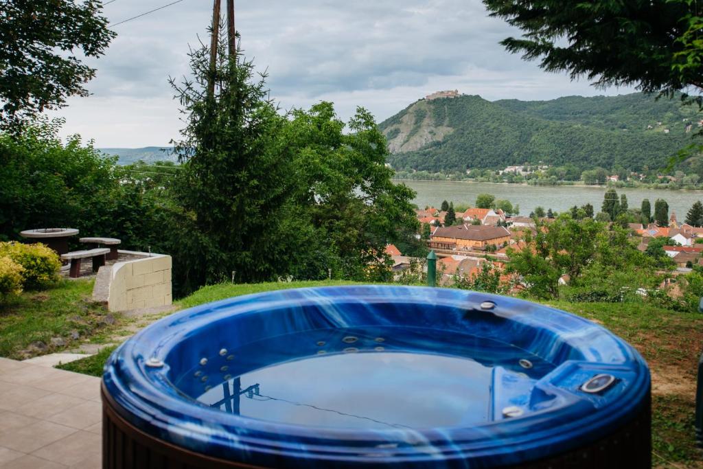 een blauw bad met uitzicht op een rivier bij Kálvária Vendégház in Nagymaros