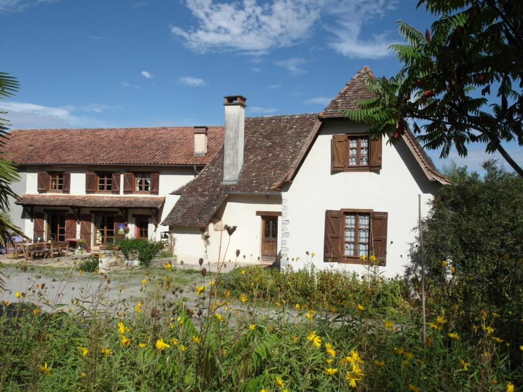 ein weißes Haus mit einem Dach in der Unterkunft B&B - Chambres d'Hôtes Acoucoula in Orthez