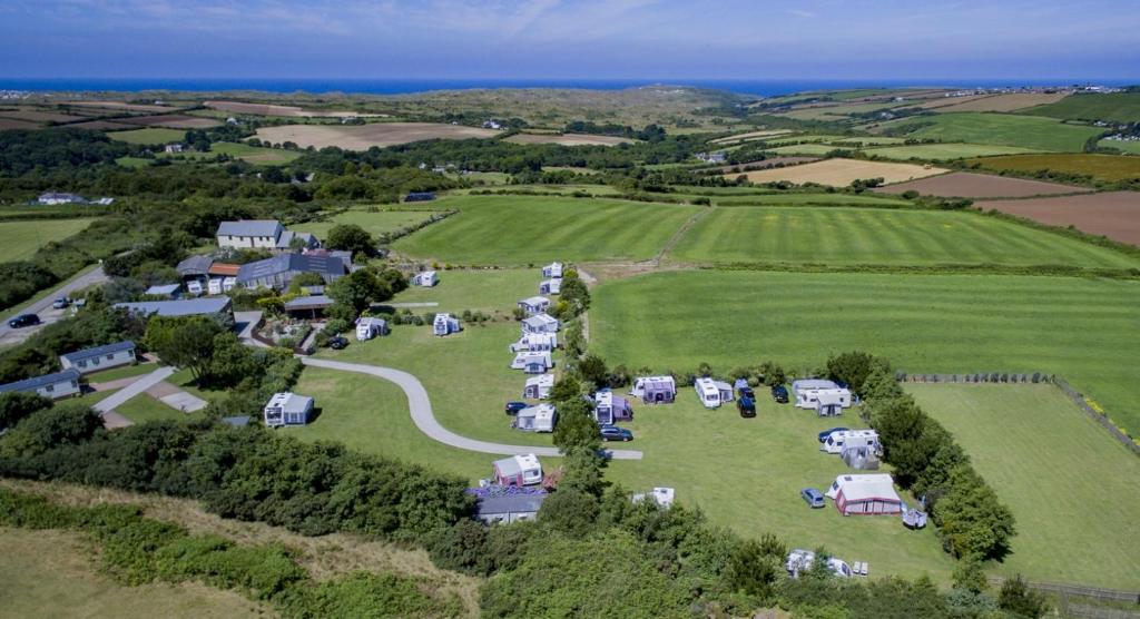 una vista aérea de una granja con un grupo de tiendas de campaña en Little treamble holidays, en Cubert