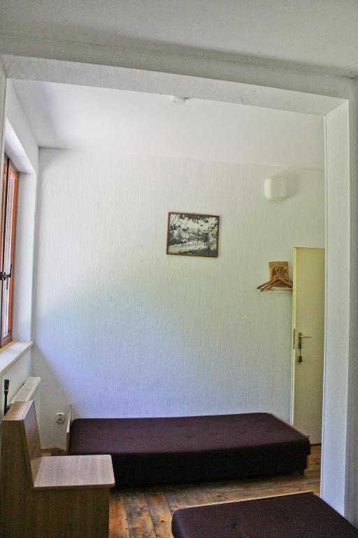 Łóżko lub łóżka w pokoju w obiekcie Leśna Willa PTTK w Komańczy