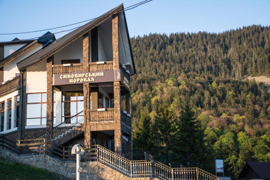 Nespecifikovaný výhled na hory nebo výhled na hory při pohledu z hotelu