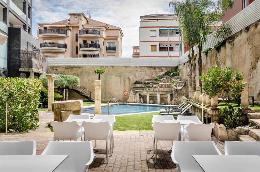 Bazén v ubytovaní Exe Cunit Suites & Spa alebo v jeho blízkosti