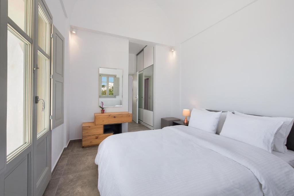 Łóżko lub łóżka w pokoju w obiekcie Theano Cave Suites & Villas