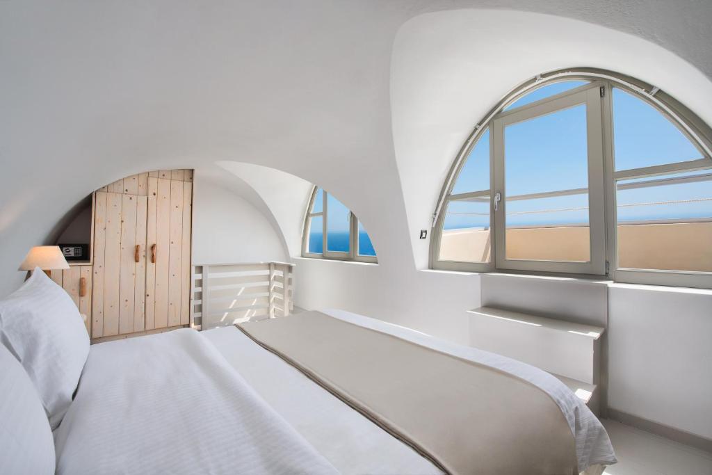 Łóżko lub łóżka w pokoju w obiekcie Theano Cave Suites & Villas