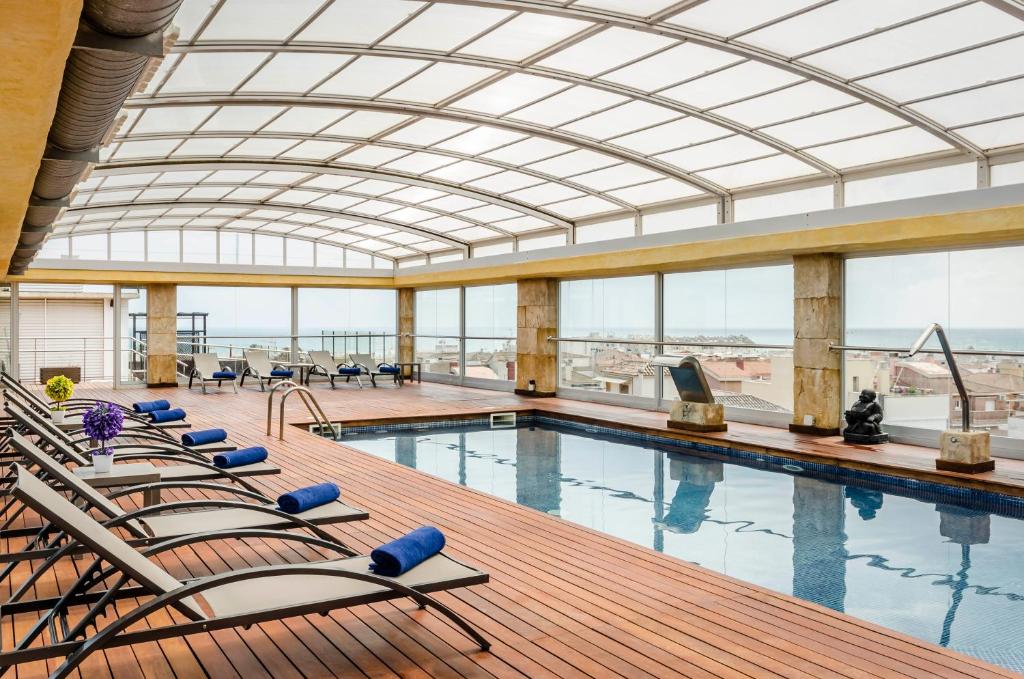 Bazén v ubytovaní Exe Cunit Suites & Spa alebo v jeho blízkosti