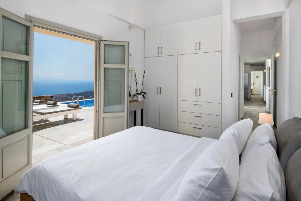 Łóżko lub łóżka w pokoju w obiekcie Theano Cave Suites & Villas