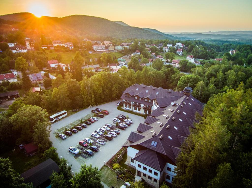 z góry widok na budynek z parkingiem w obiekcie Dwa Potoki w mieście Karpacz