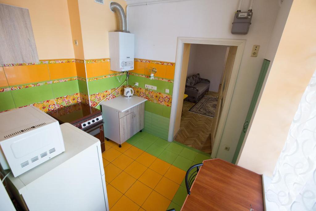 リヴィウにあるКвартира біля залізничного вокзалу вулиця Залізнична 10 до 5 гостейの緑とオレンジの壁の小さなキッチン