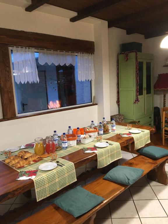 un comedor con una mesa con comida. en Boscotenso, en Premosello Chiovenda