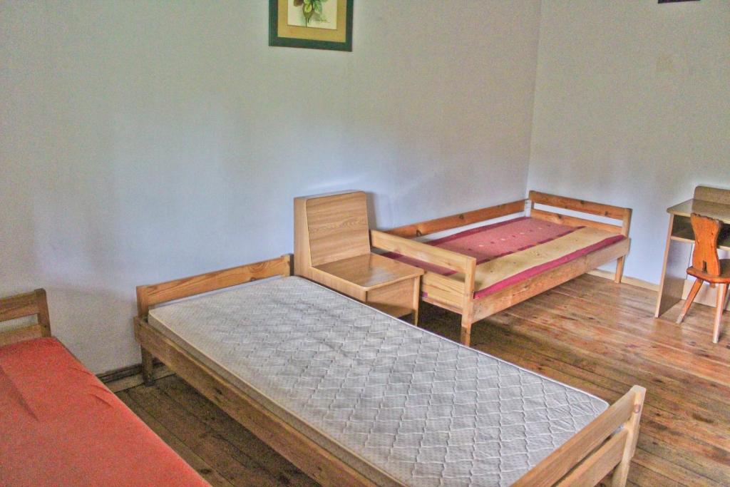 Łóżko lub łóżka w pokoju w obiekcie Leśna Willa PTTK w Komańczy