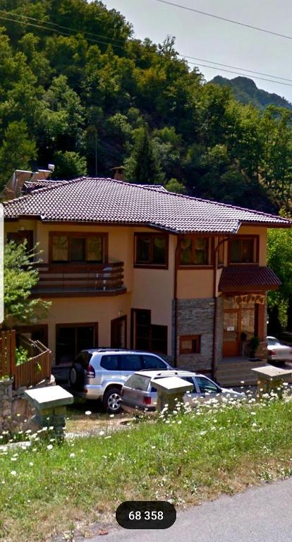 Nespecifikovaný výhled na hory nebo výhled na hory při pohledu z hotelu